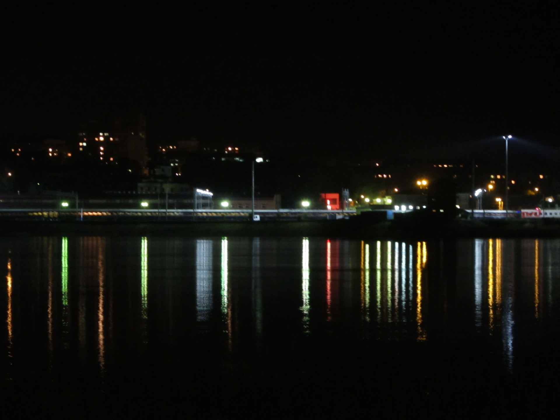 Angar bei Nacht