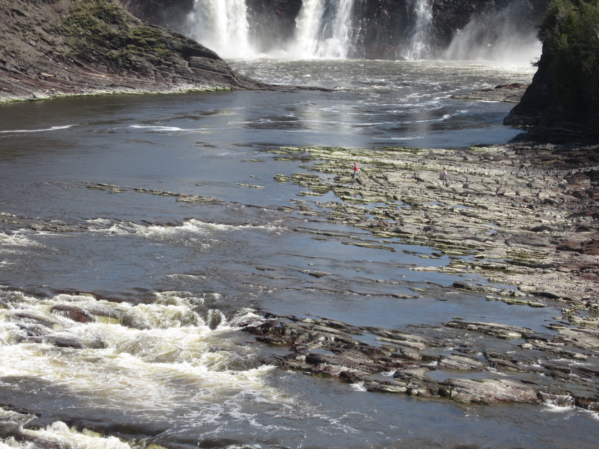 Personen rechts am Wasserfall