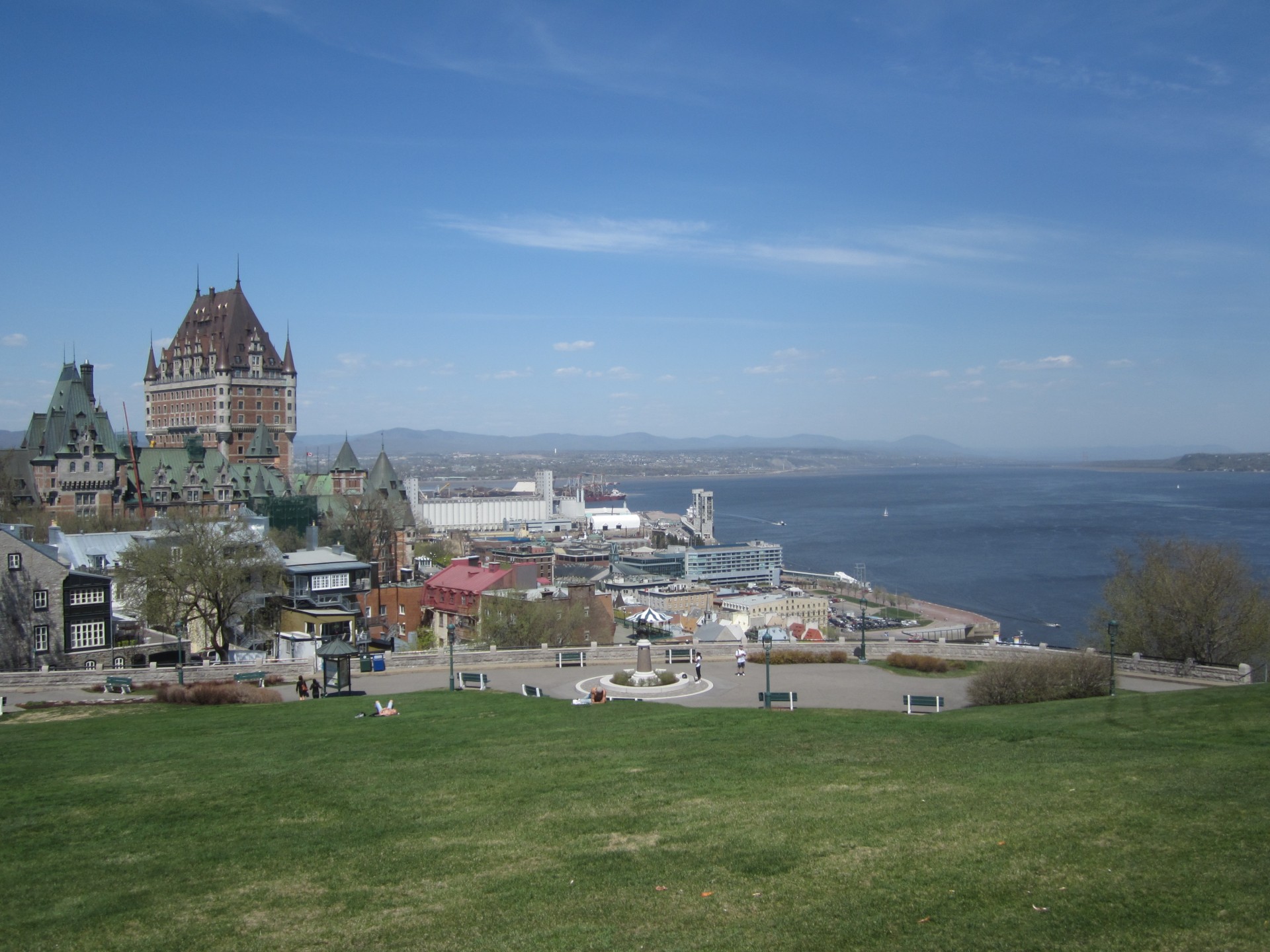 Chateau Frontenac mit dem Sankt Lorenz im Hintergrund