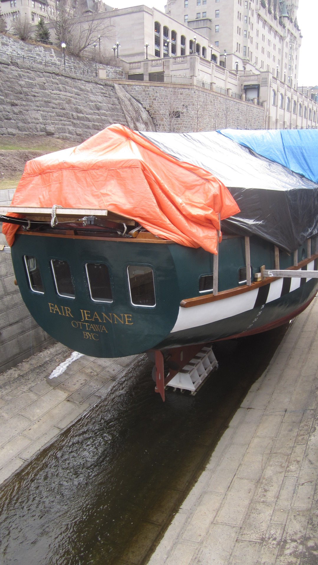 Trockengelegtes Boot