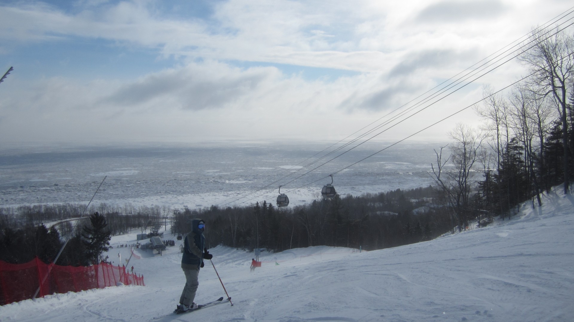 Skifahren über dem Strom